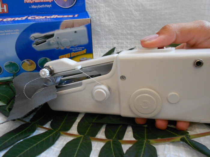 1853475340_shvejnaya-mini-mashinka-handy.jpg Швейна мінімашинка HANDY STITCH, ручна швейна машинка - Зображення 5
