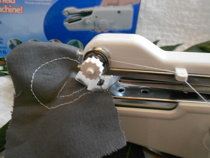 1853475341_shvejnaya-mini-mashinka-handy.jpg Швейна мінімашинка HANDY STITCH, ручна швейна машинка - Зображення 6